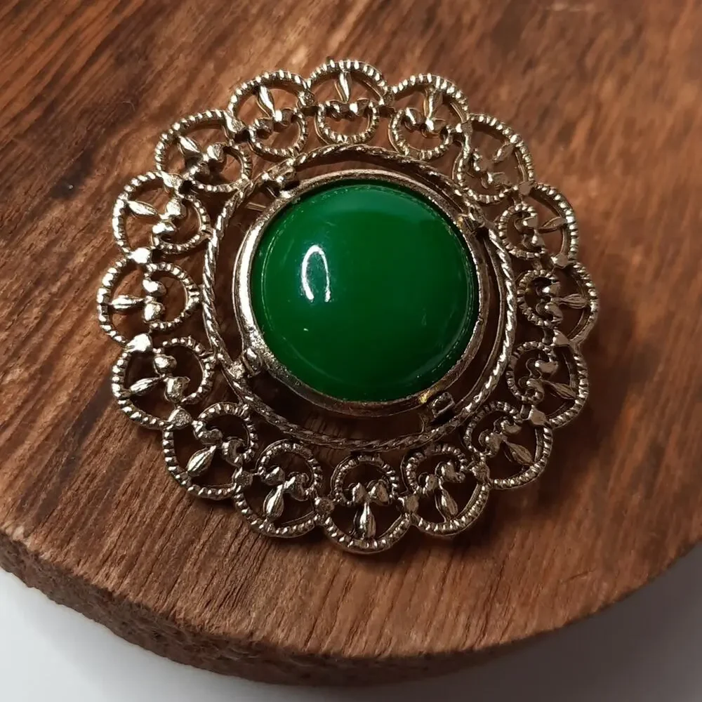Round Filigree Brooch Pin Smooth Green Center Gold Tone Setting
